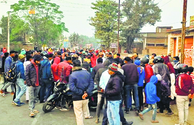 hajipur news. हाइवा की टक्कर से बाइक सवार युवक की मौत, जाम