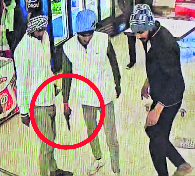 Gopalganj News : लापरवाही पड़ी भारी, सब इंस्पेक्टर हुए निलंबित, वारदात का मिला लाइव सीसीटीवी कैमरा फुटेज