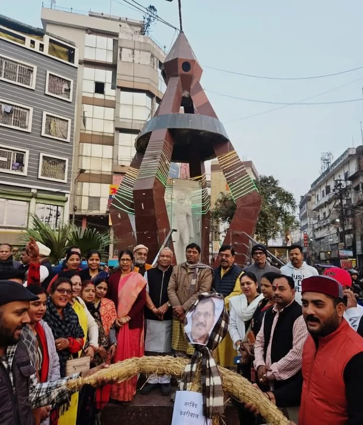 भाजपा युवा मोर्चा ने दिल्ली के पूर्व सीएम का जलाया पुतला