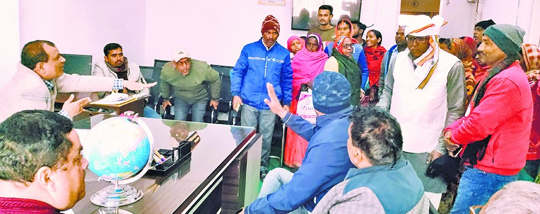 News about fraud in government scheme : एक महिला ले रही आठ के पैसे, पुरुषों के खाते में भी जा रही मंईयां सम्मान की राशि