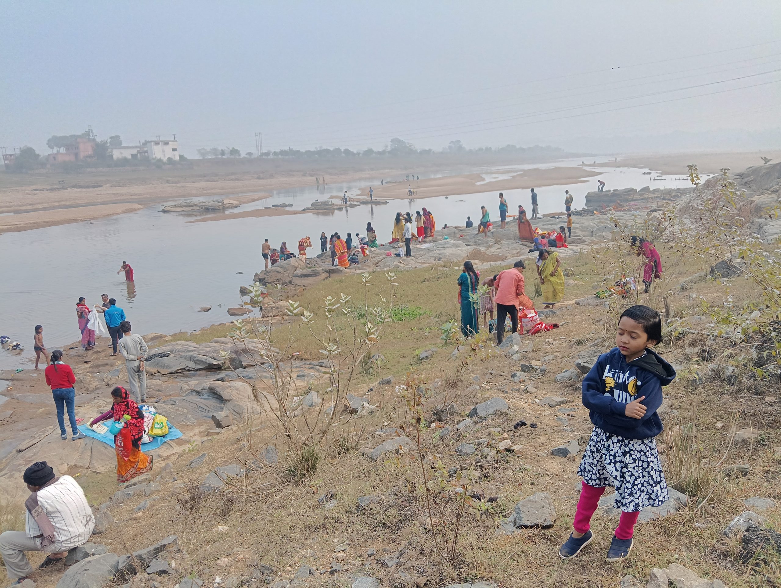 लोगों ने मकर संक्रांति पर अजय नदी में किया पुण्य स्नान