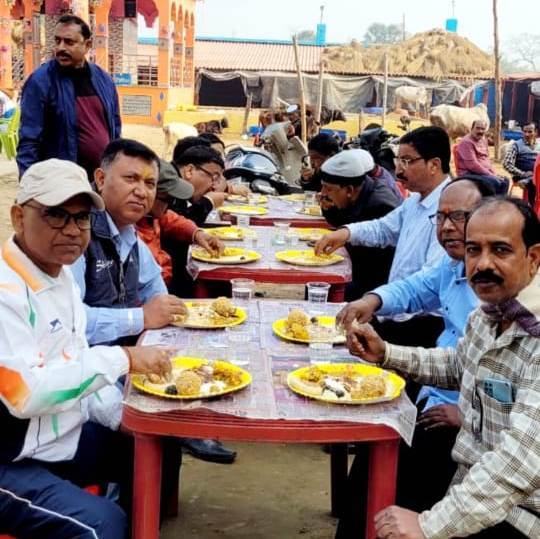 मां पूर्णिमा देवी गौशाला में दही-चूड़ा भोज का आयोजन
