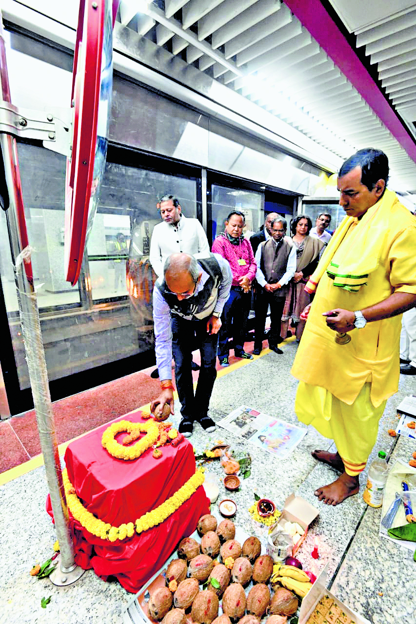 सियालदह-एस्प्लेनेड स्टेशनों के बीच पहली बार दौड़ी मेट्रो