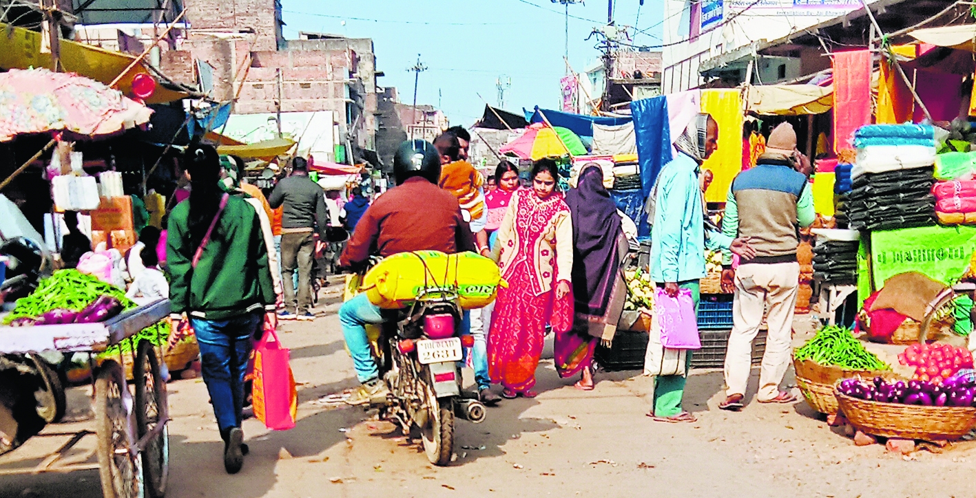 Chapra News : दुकान से सड़क तक 15 फुट दुकानदारों का कब्जा, बची सड़क पर हो रही बेतरतीब पार्किंग