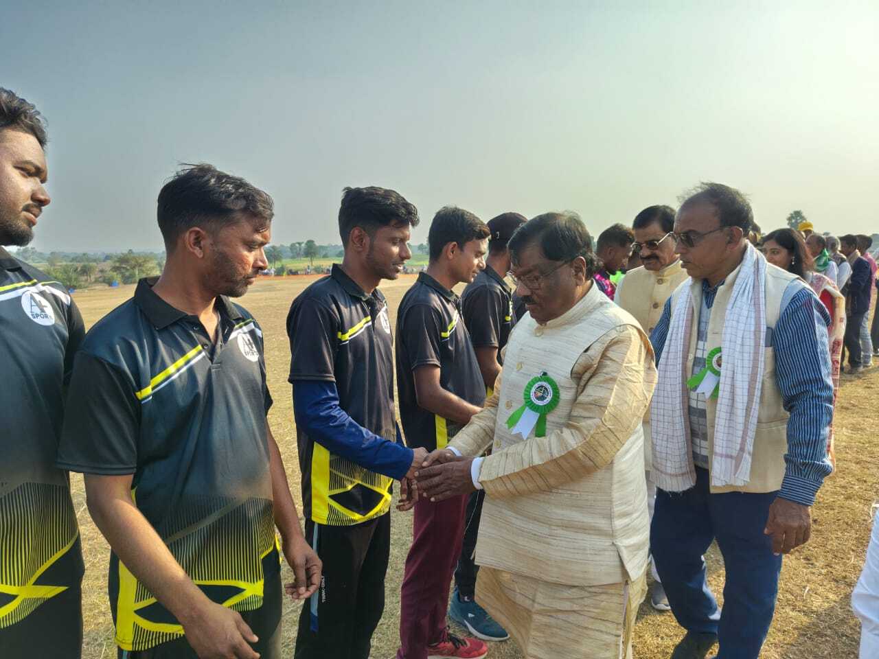 यंग स्टार पाकुड़िया ने क्रिकेट ट्रॉफी पर जमाया कब्जा