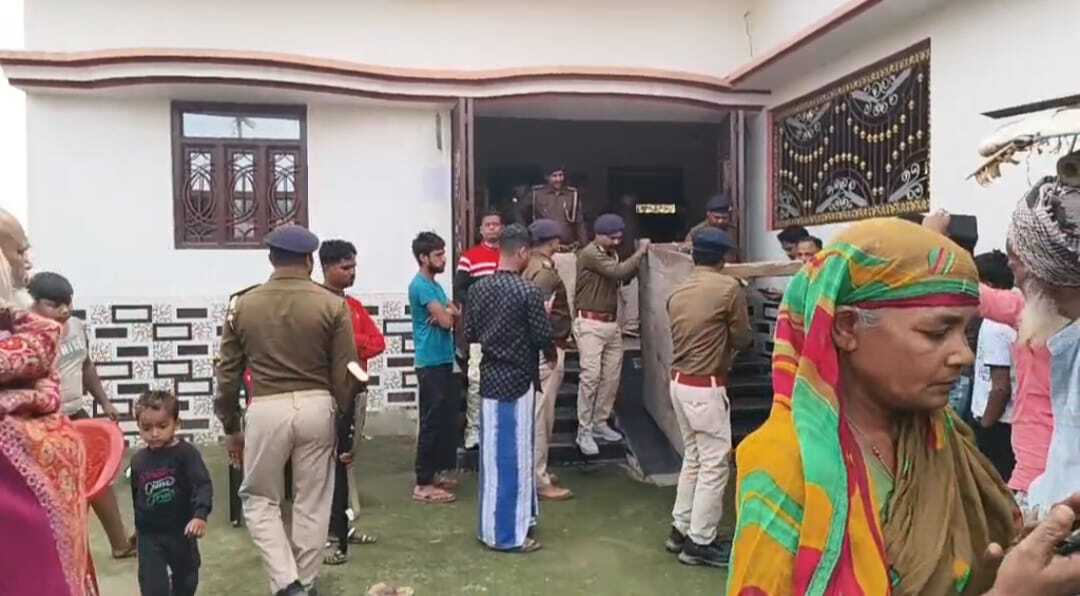 फरार चल रहे आरोपित के घर पुलिस ने की कुर्की की कार्रवाई