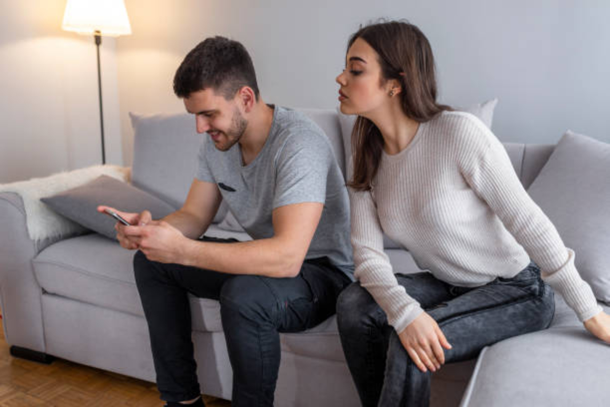 Relationship Tips: क्यों दूसरी महिलाओं के प्यार में पड़ जाते हैं शादीशुदा मर्द? जानें कारण