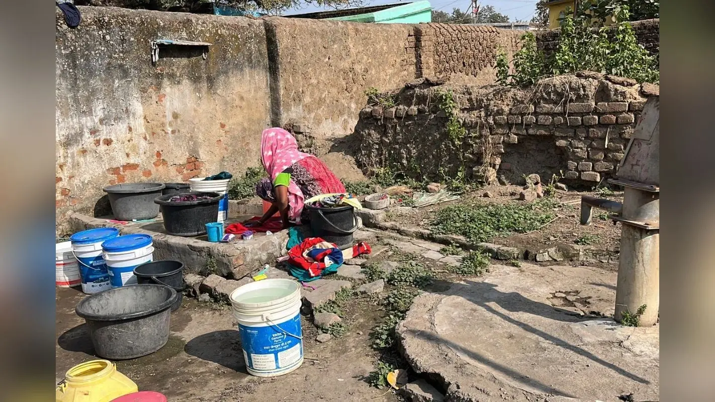 Dhanbad News: बूंद-बूंद के लिए तरस रहा धनबाद का यह इलाका, बीते 5 वर्षों से नहीं हो रही पानी की सप्लाई
