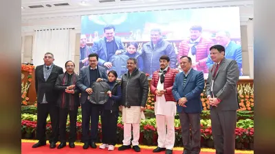 DU: गरीब छात्र और छात्राओं को लैपटॉप और टैबलेट का किया गया वितरण