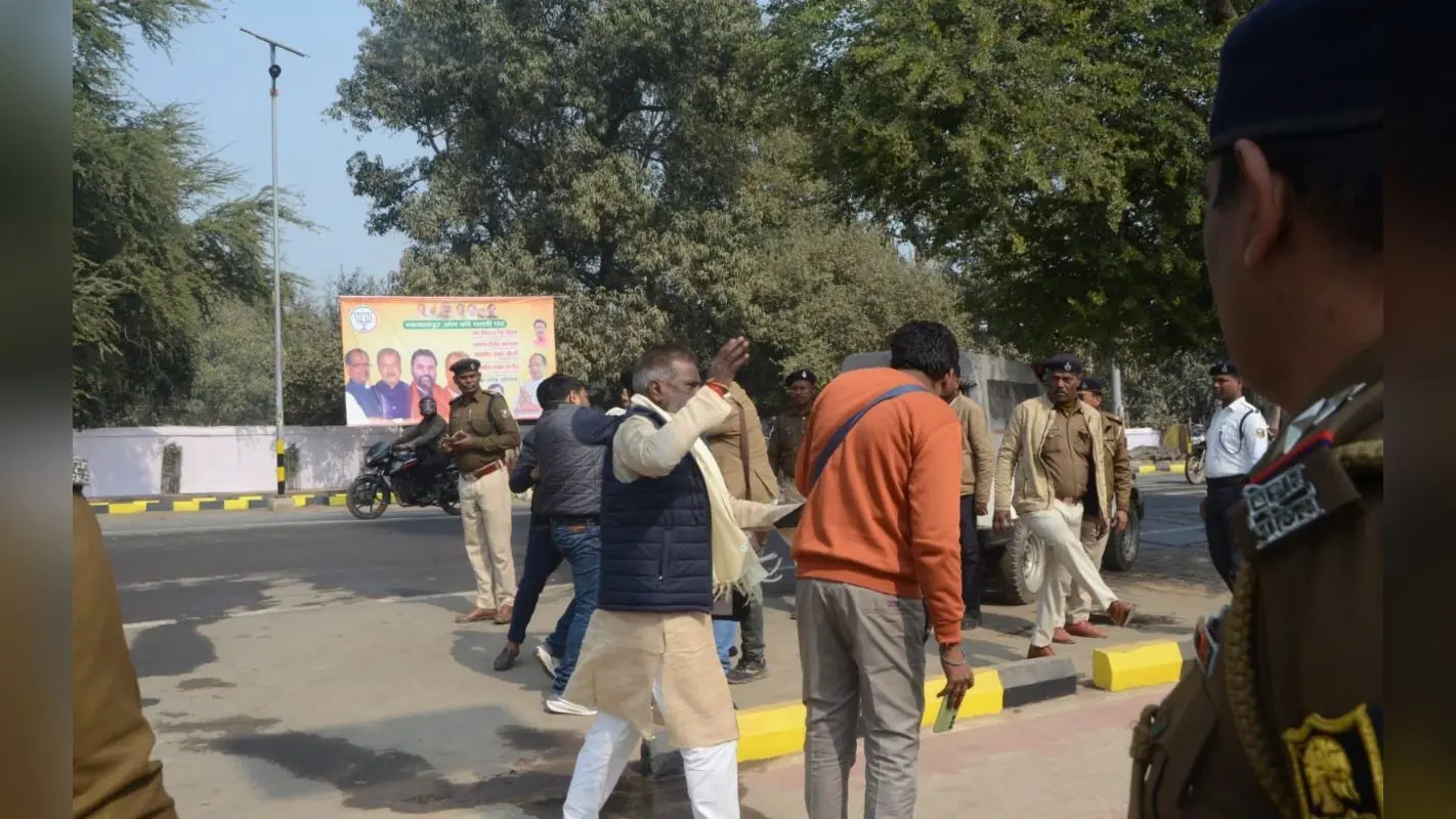 MP अजय मंडल ने पत्रकारों को दौड़ा-दौड़ाकर पीटा, समर्थकों ने दी भद्दी गलियां, Video हुआ वायरल