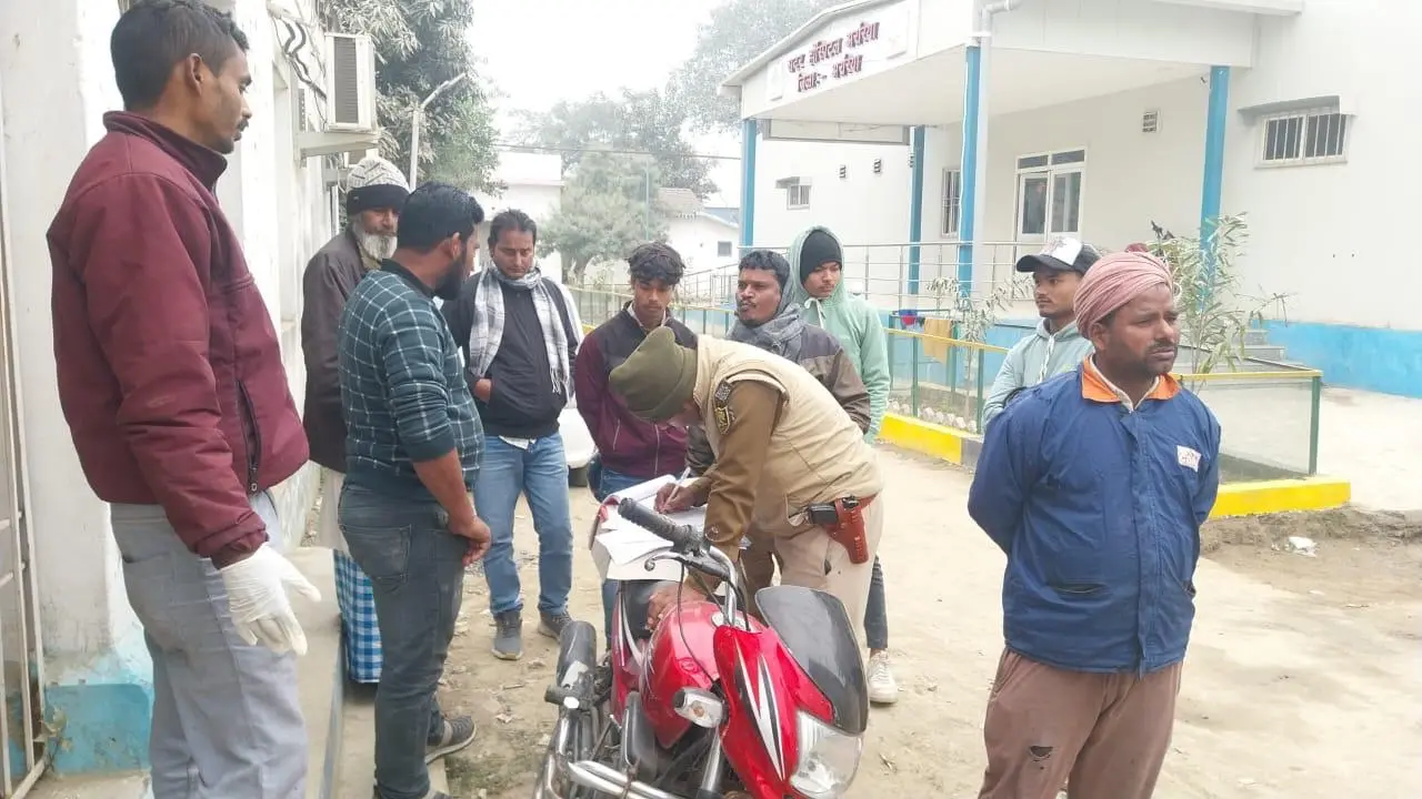 Bihar News: बिहार के अररिया में अनियंत्रित होकर पलटा धान लदा ट्रैक्टर, नीचे दबकर चालक की हुई मौत