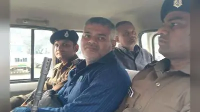 बिहार में भाड़े के लोगों से अपना काम करवाते हैं परिवहन अधिकारी, मोबाइल और कागजात जब्त