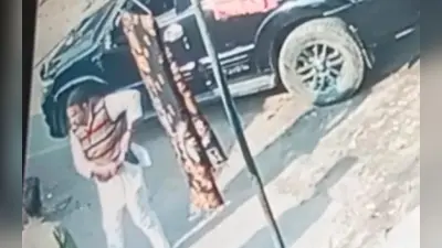 Video: बिहार के बेतिया में अपहरण का Live वीडियो देखिए, युवक को खींचकर कार में साथ ले गए दबंग