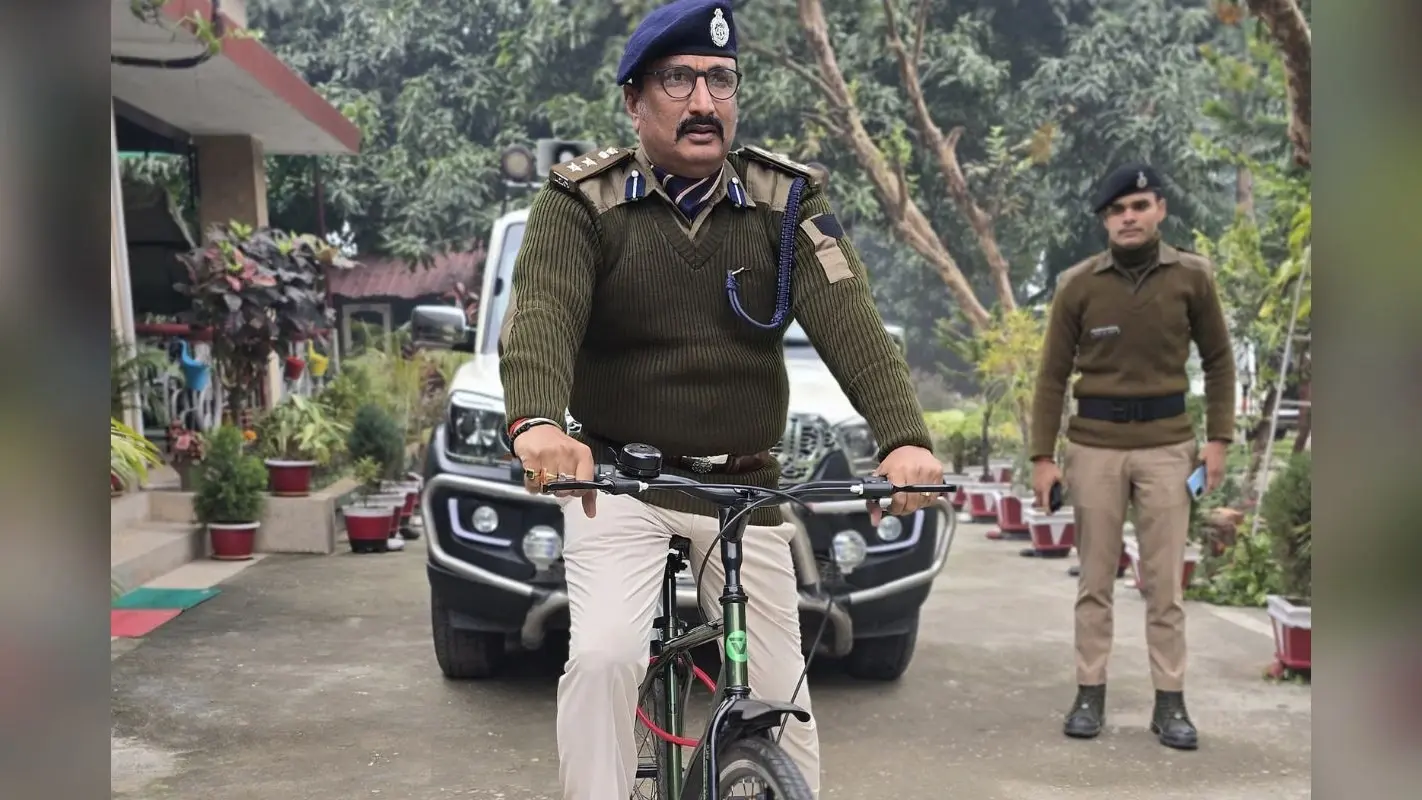 शांति और सुरक्षा के लिए साइकिल पर SP, बेतिया में दिखी पुलिस की नई रणनीति