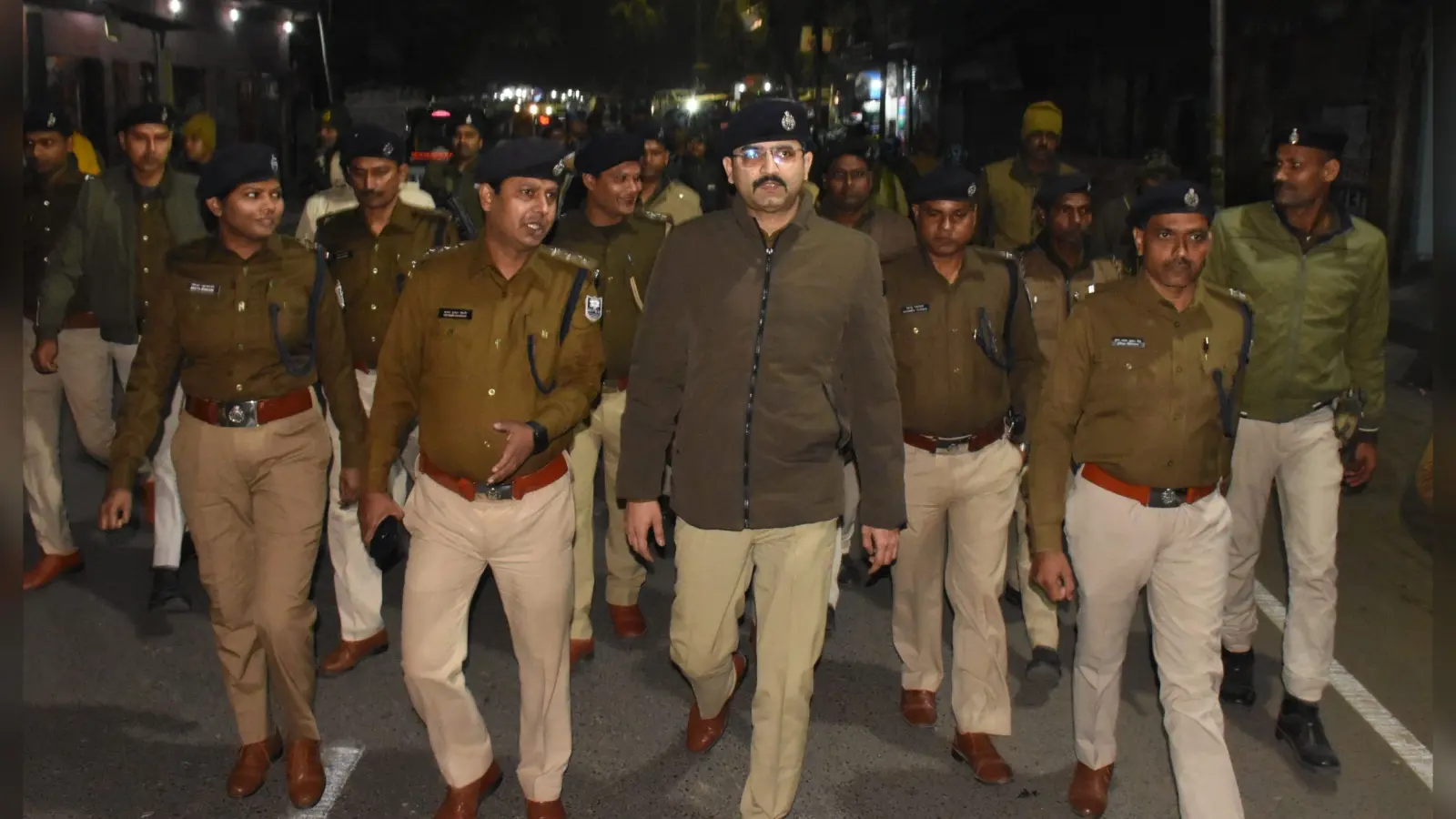Video: भागलपुर के नए SSP हृदयकांत दलबल के साथ फ्लैग मार्च करने निकले, जानिए क्या चेतावनी दी…