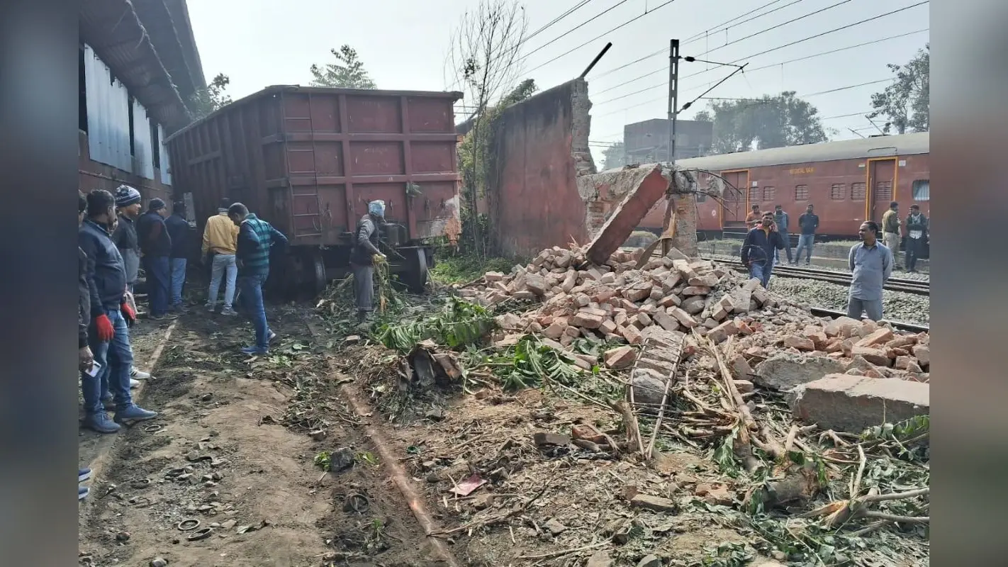 बिहार में टला बड़ा रेल हादसा, कई ट्रेनों का परिचालन ठप, यात्रियों में अफरा-तफरी