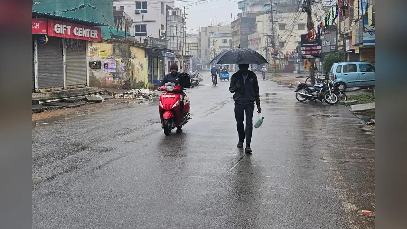 Bihar Weather: पर्वतीय इलाकों में बर्फबारी से बिहार में एक बार फिर बढ़ेगी ठंड, आज 8 जिलों घने कोहरे का अलर्ट