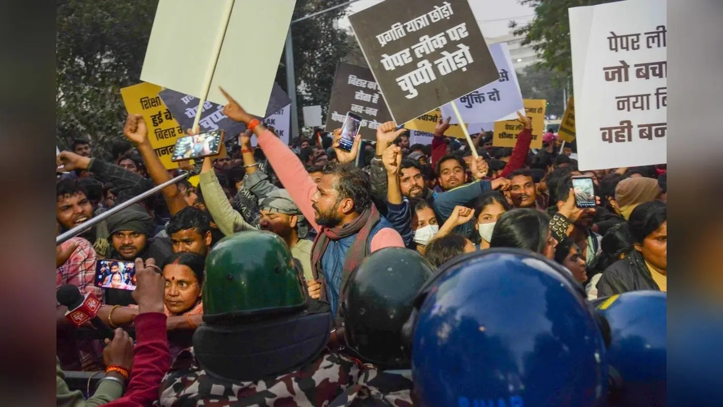 VIDEO: हाथ में तिरंगा लेकर BPSC ऑफिस को घेरने पहुंचे अभ्यर्थी, प्रशासन ने वाटर कैनन मंगाया