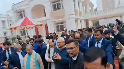 Video: चेतन आनंद के गृह प्रवेश पर पहुंचे नीतीश कुमार, लवली आनंद ने परोसा दही-चूड़ा