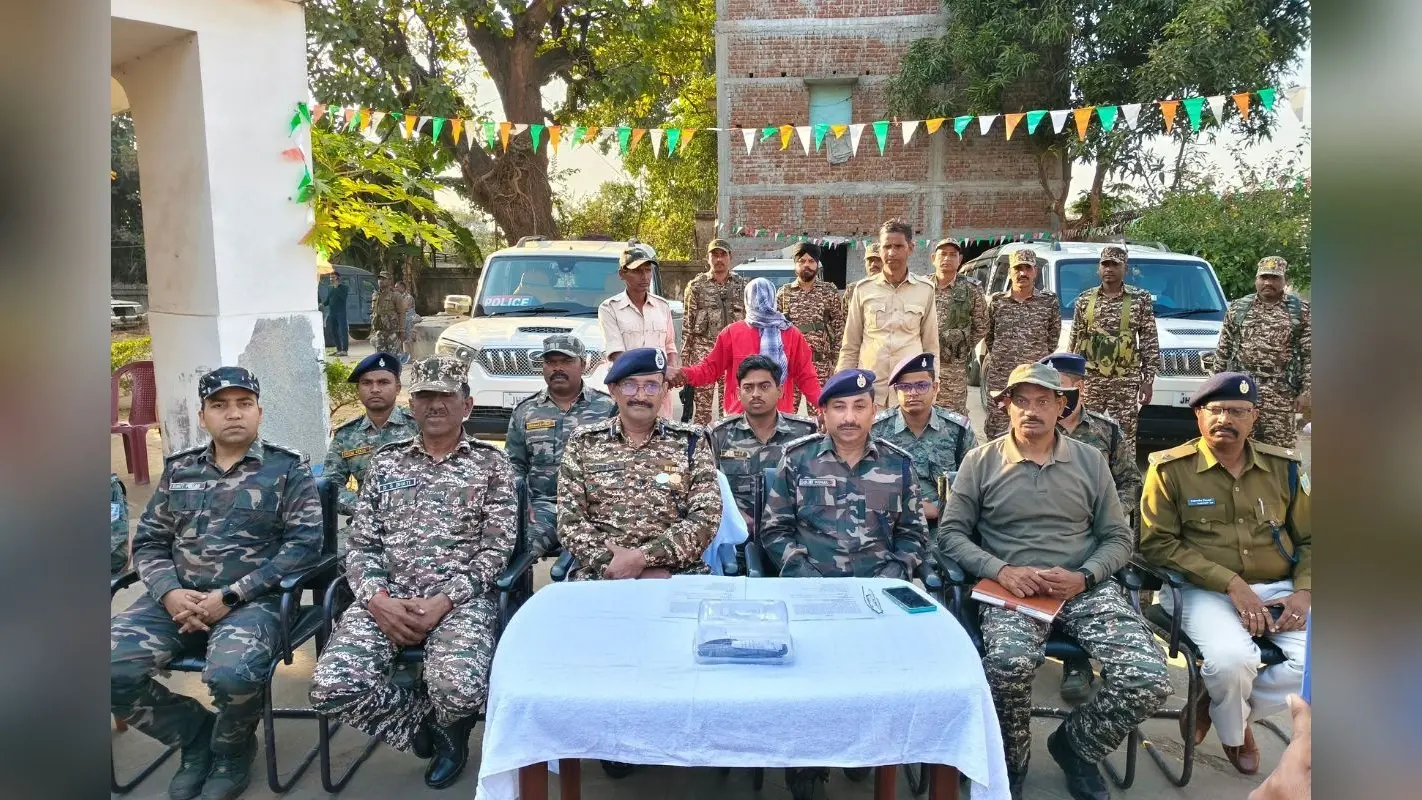 झारखंड में भाकपा माओवादी को बड़ा झटका, नक्सली दंपती हथियार के साथ अरेस्ट