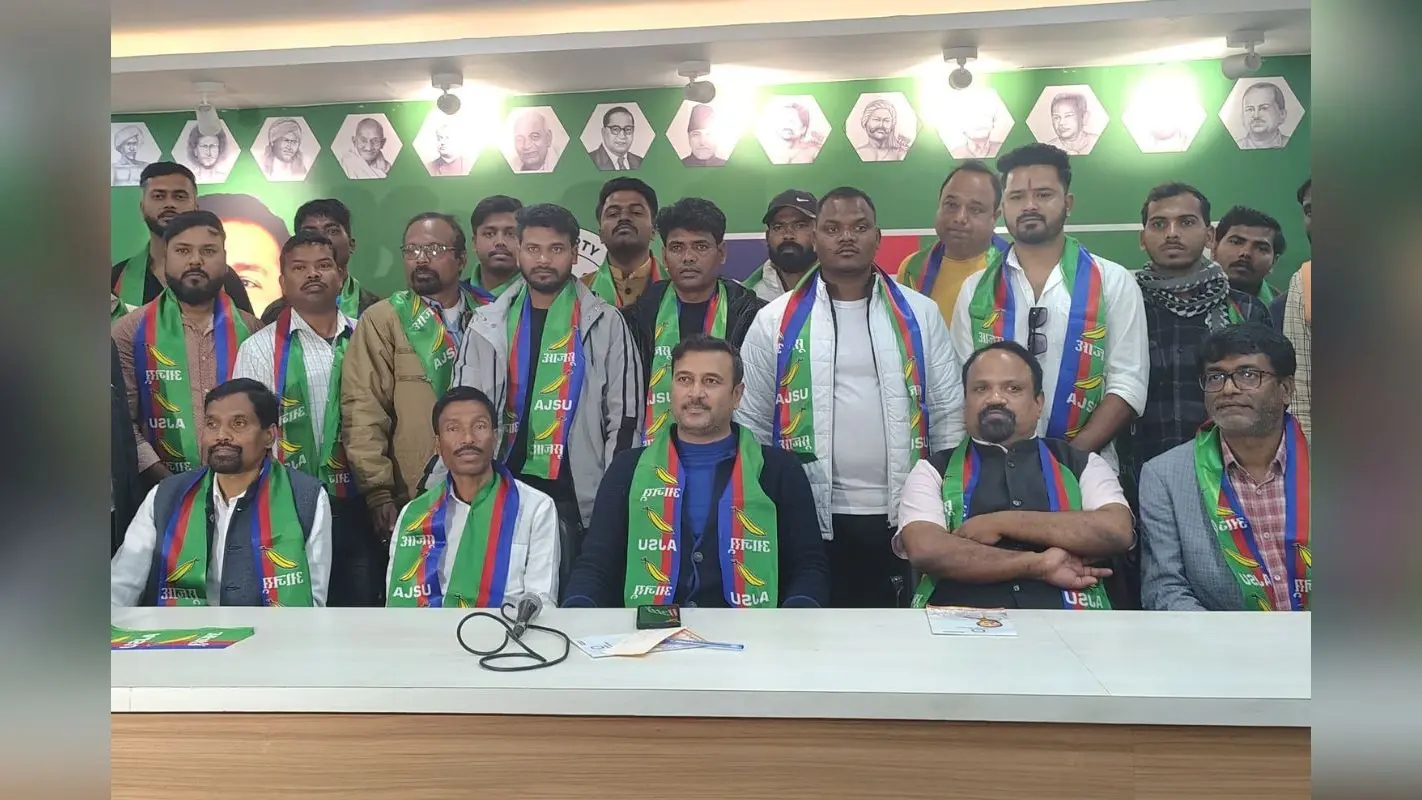 JLKM के पूर्व महासचिव दीपक महतो ने थामा आजसू का दामन, सुदेश महतो ने विलय की अफवाहों को किया खारिज
