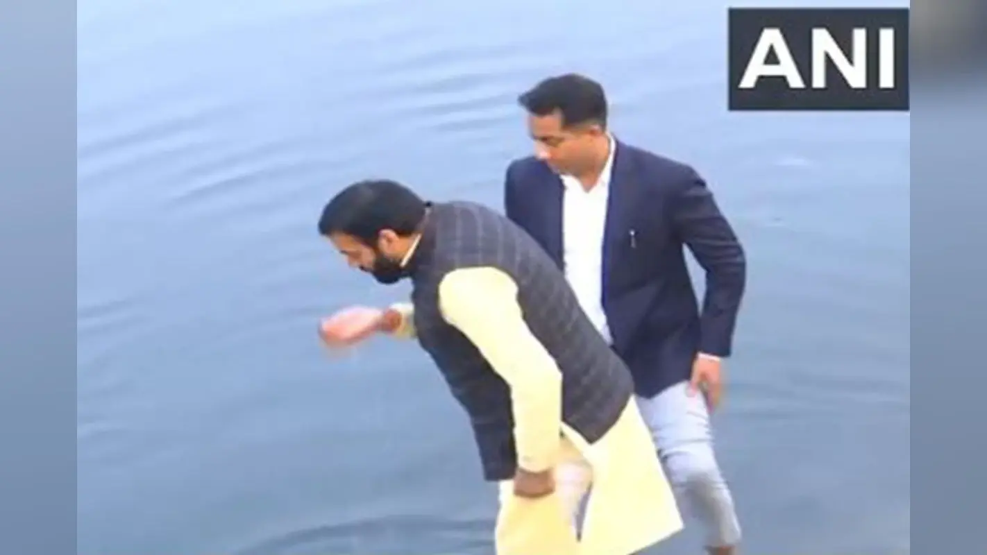 Delhi Assembly Election: चुनाव प्रचार में केजरीवाल को दिखाए गए काले झंडे, उड़ाए ‘नोट’, बीजेपी पर बरसे AAP चीफ