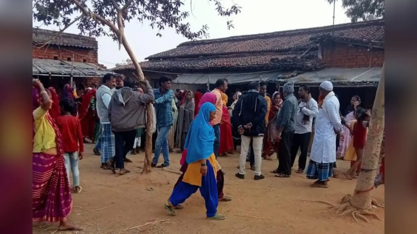 Crime News: देवघर में सनकी भाई ने छोटी बहन को पत्थर से कूच कर मार डाला, मां की हालत गंभीर