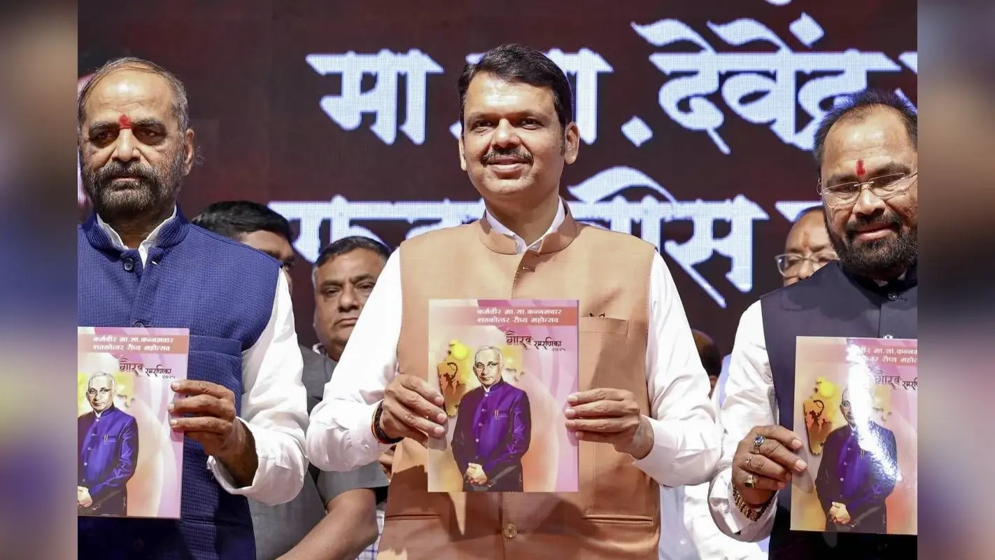 महाराष्ट्र की राजनीति में आएगा भूचाल? देवेंद्र फडणवीस ने कहा- शरद पवार बहुत स्मार्ट हैं