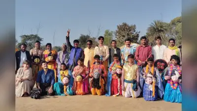 फ्रांस के दंपती झारखंड में छऊ नृत्य पर बना रहे डॉक्यूमेंट्री, पहाड़पुर में कलाकारों के साथ की शूटिंग
