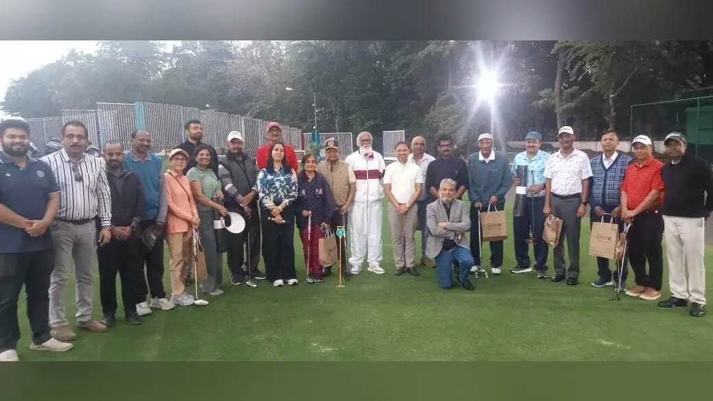 वरिष्ठ नागरिकों ने गोल्फ में आजमाए हाथ