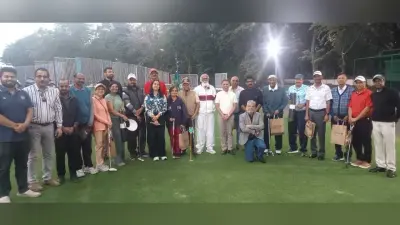 वरिष्ठ नागरिकों ने गोल्फ में आजमाए हाथ
