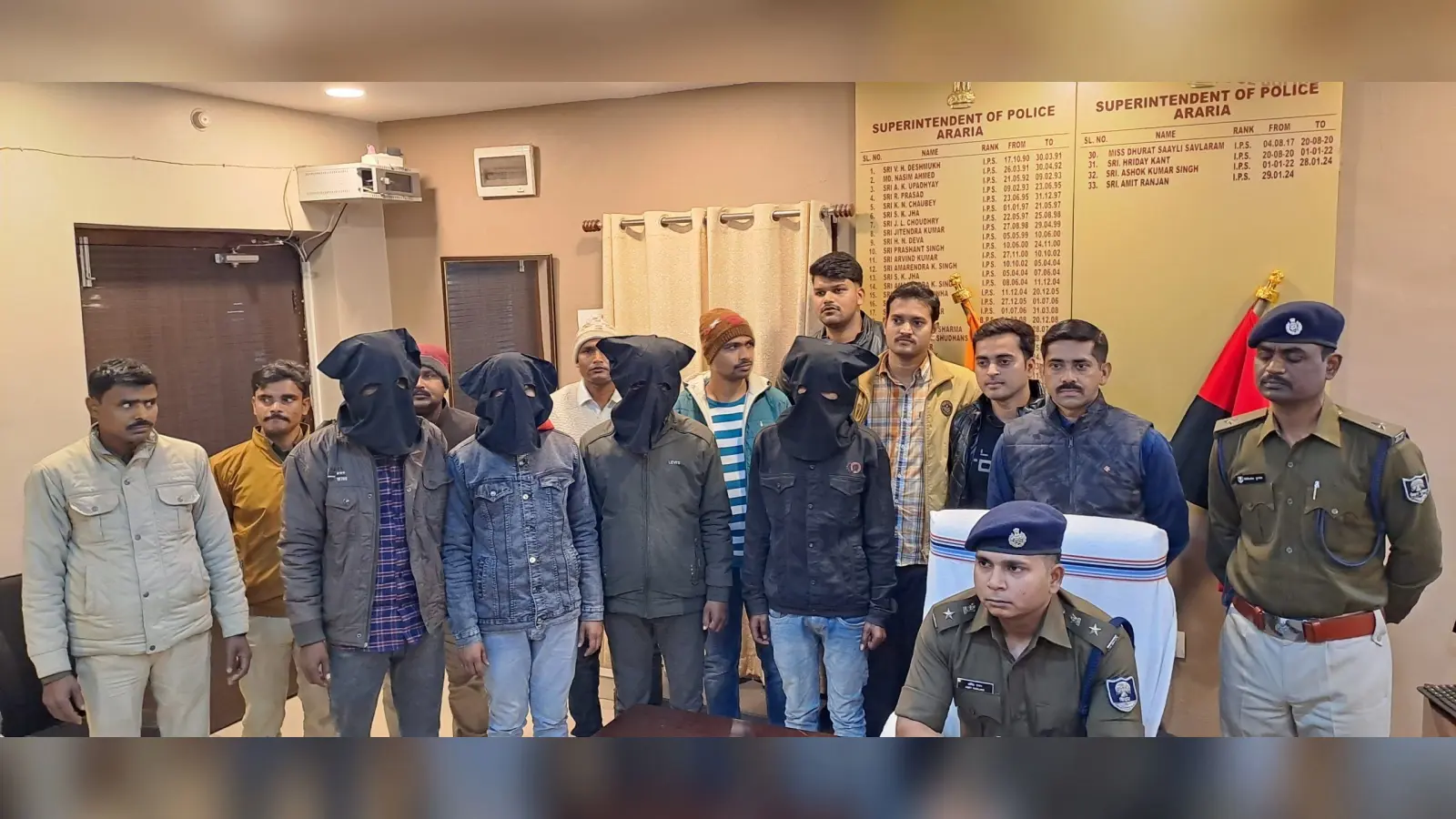 दो देसी पिस्टल, दो मैग्जीन, चार कारतूस, 30 हजार रुपये सहित पांच अपराधी गिरफ्तार