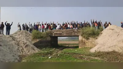 Katihar news : आरसीसी कल्वर्ट का मार्ग अवरुद्ध करने पर ग्रामीणों में आक्रोश