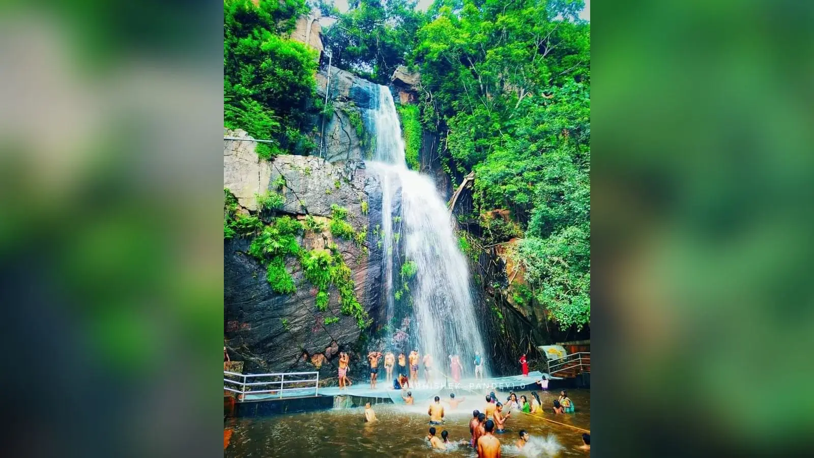 रात 12 बजते ही शहरवासियों ने काटा केक, हैप्पी न्यू इयर से गूंजा इलाका