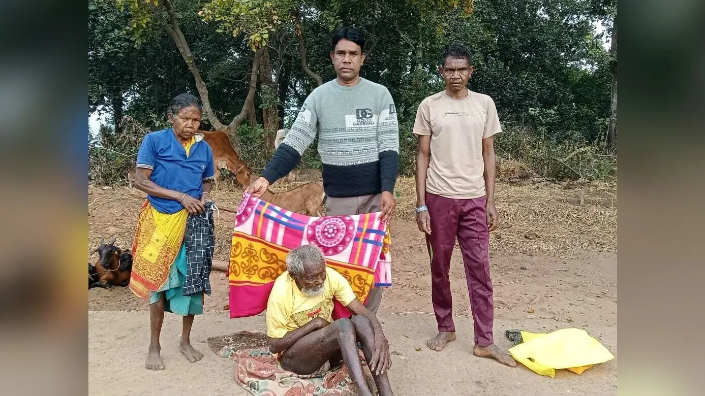 East Singhbhum : डुमरिया के लकवाग्रस्त सबर के इलाज में गरीबी बाधक, राशन व पेंशन से वंचित