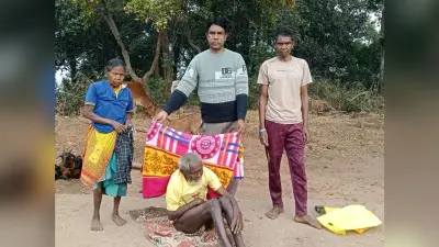 East Singhbhum : डुमरिया के लकवाग्रस्त सबर के इलाज में गरीबी बाधक, राशन व पेंशन से वंचित