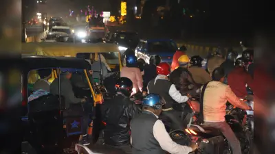Jamshedpur News : जुबली पार्क गेट रहा बंद, बाग ए जमशेद से कीनन स्टेडियम तक रेंगती रही गाड़ियां, एंबुलेंस भी फंसी