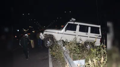 Dhanbad News : रॉन्ग साइड से आ रही जियाडा के रिजनल डिप्टी डायरेक्टर की कार ने बाइक सवार युवक को मारी टक्कर