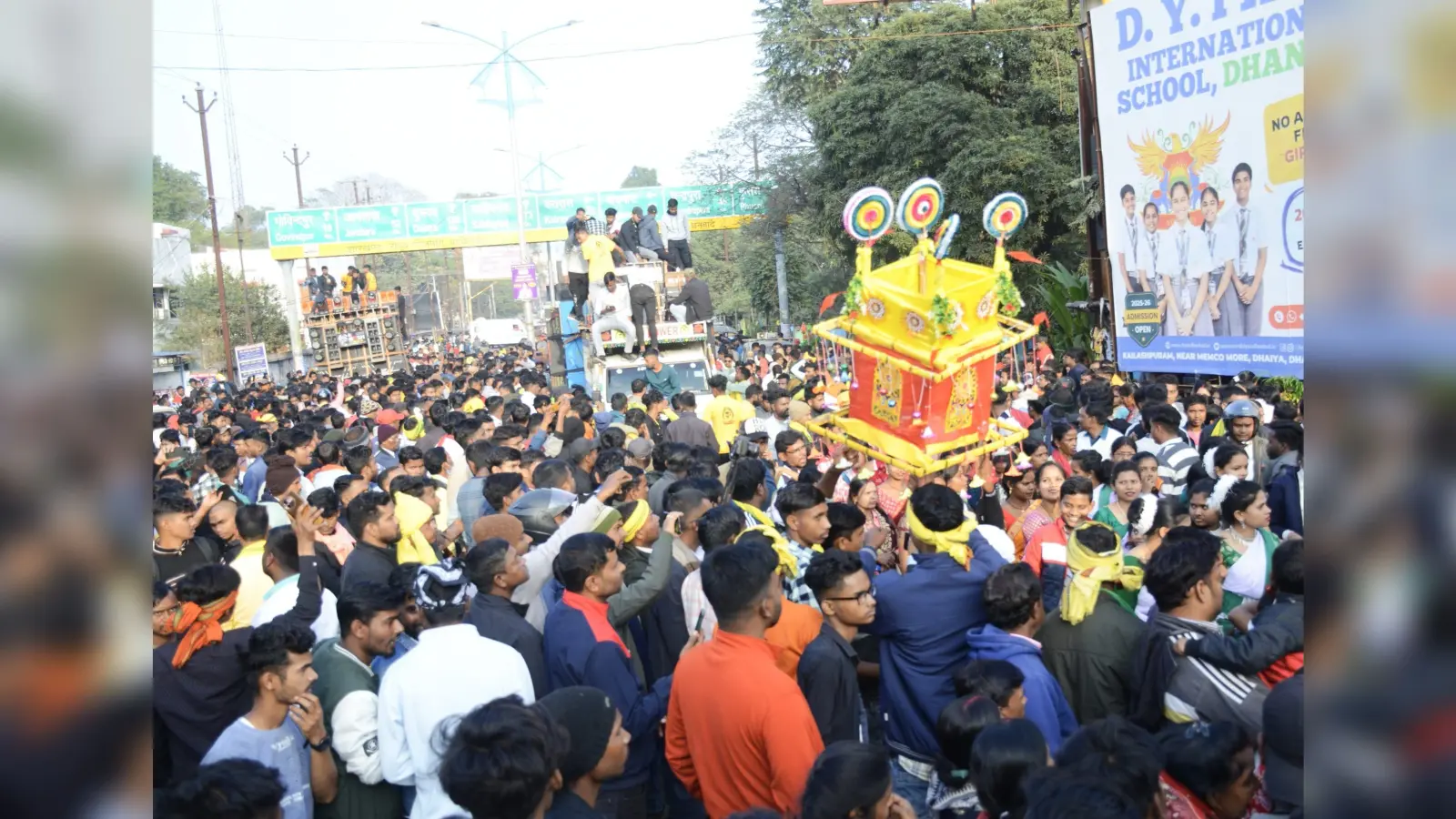 Dhanbad News : धनबाद में भव्य शोभायात्रा में टुसू लोक गीतों पर थिरके लोग