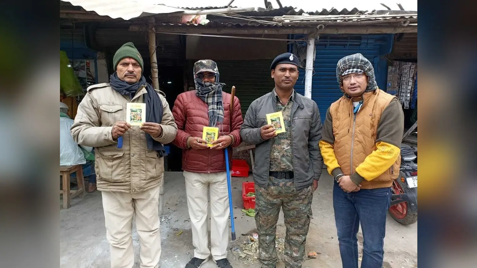 ब्राह्मण महासभा ने धार्मिक ग्रंथ का वितरण कर नववर्ष की दी शुभकामना