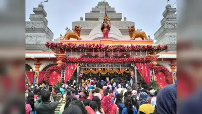 बड़ी दुर्गा मंदिर व काली मंदिर में पूजा कर की नये साल की शुरूआत