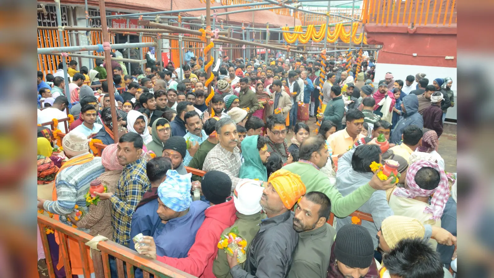नववर्ष को लेकर बाबा मंदिर में उमड़ा श्रद्धालुओं का जनसैलाब, सवा दो लाख भक्तों ने किया जलार्पण