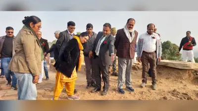 Lakhisarai news : प्रमंडलीय आयुक्त ने अधिकारियों संग अशोक धाम में की पूजा-अर्चना