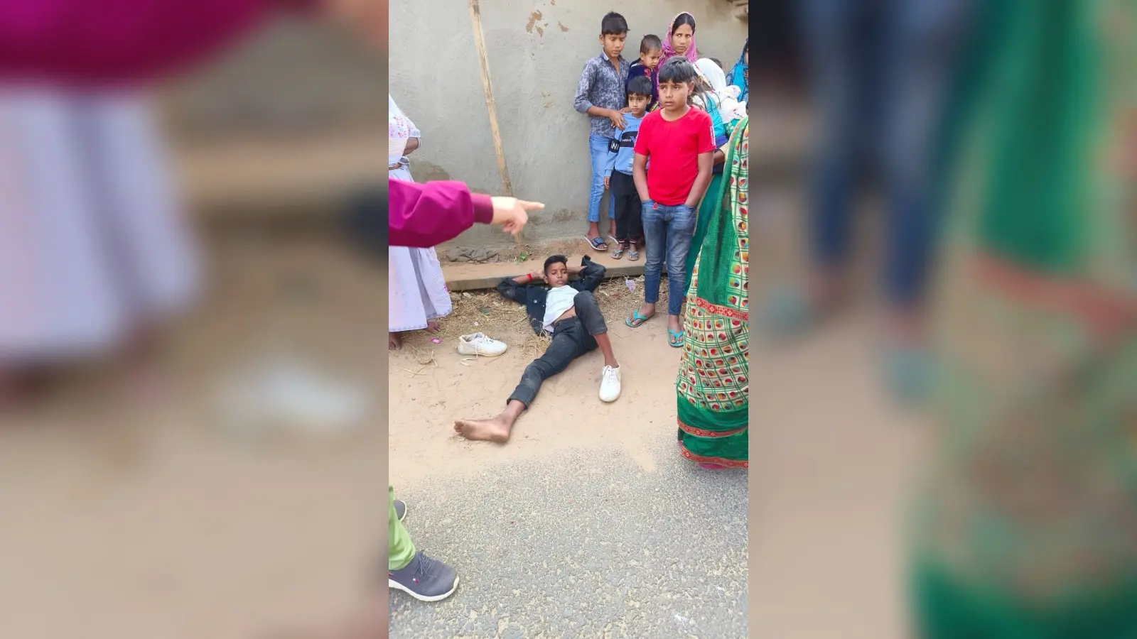 पिकअप के धक्के से बाइक सवार तीन लोग घायल