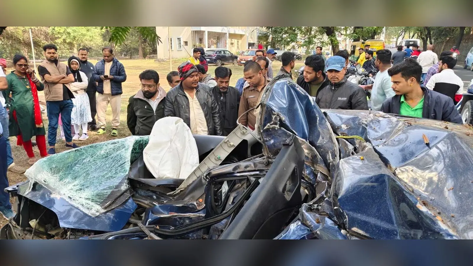 Jamshedpur News : कार के उड़े परखच्चे, दो दोस्तों की मौत, तीसरे के साथ हुआ चमत्कार
