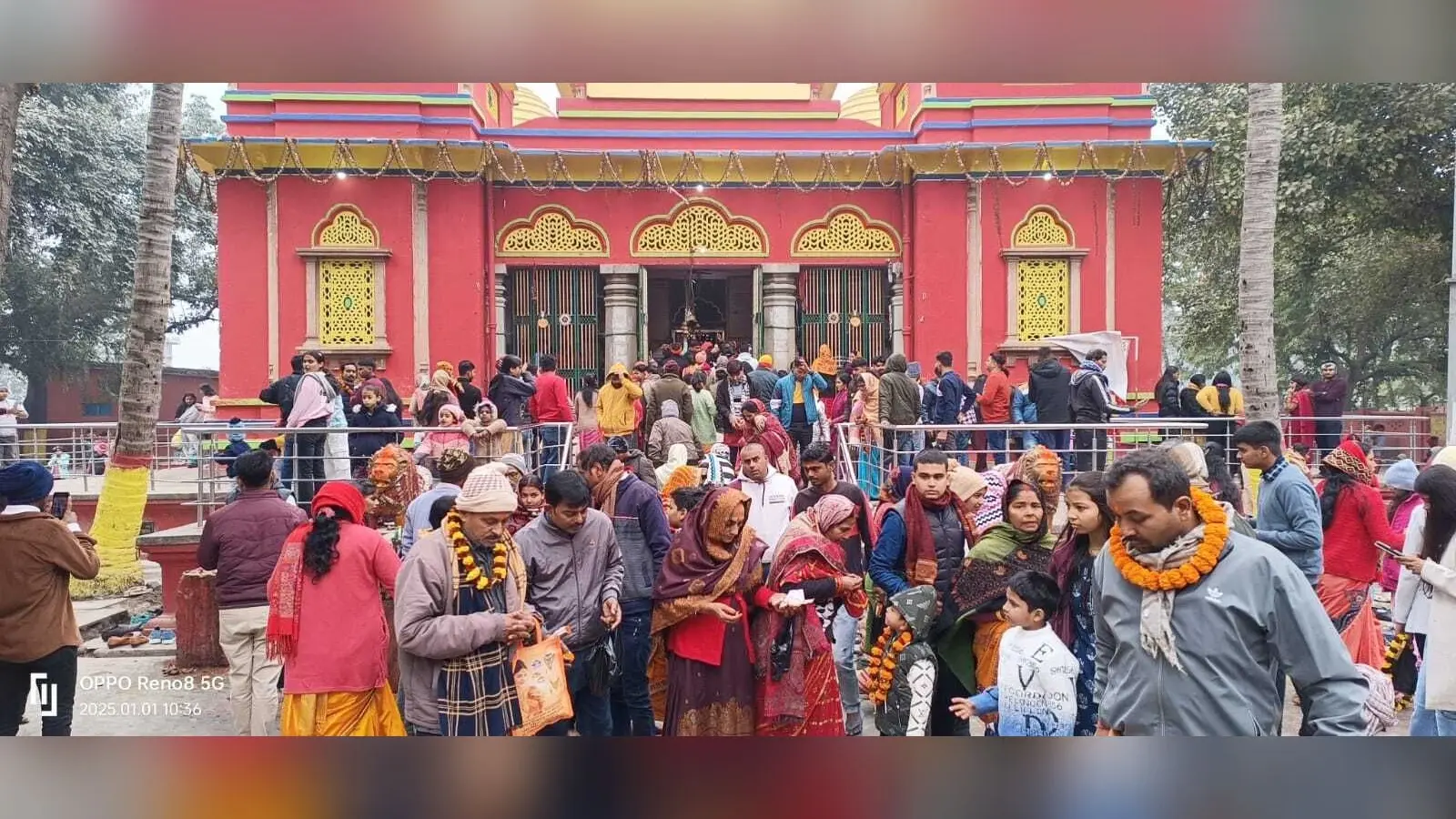 भक्ति और श्रद्धा के साथ मना हैप्पी न्यू ईयर, मंदिर और गिरिजाघर रहे गुलजार