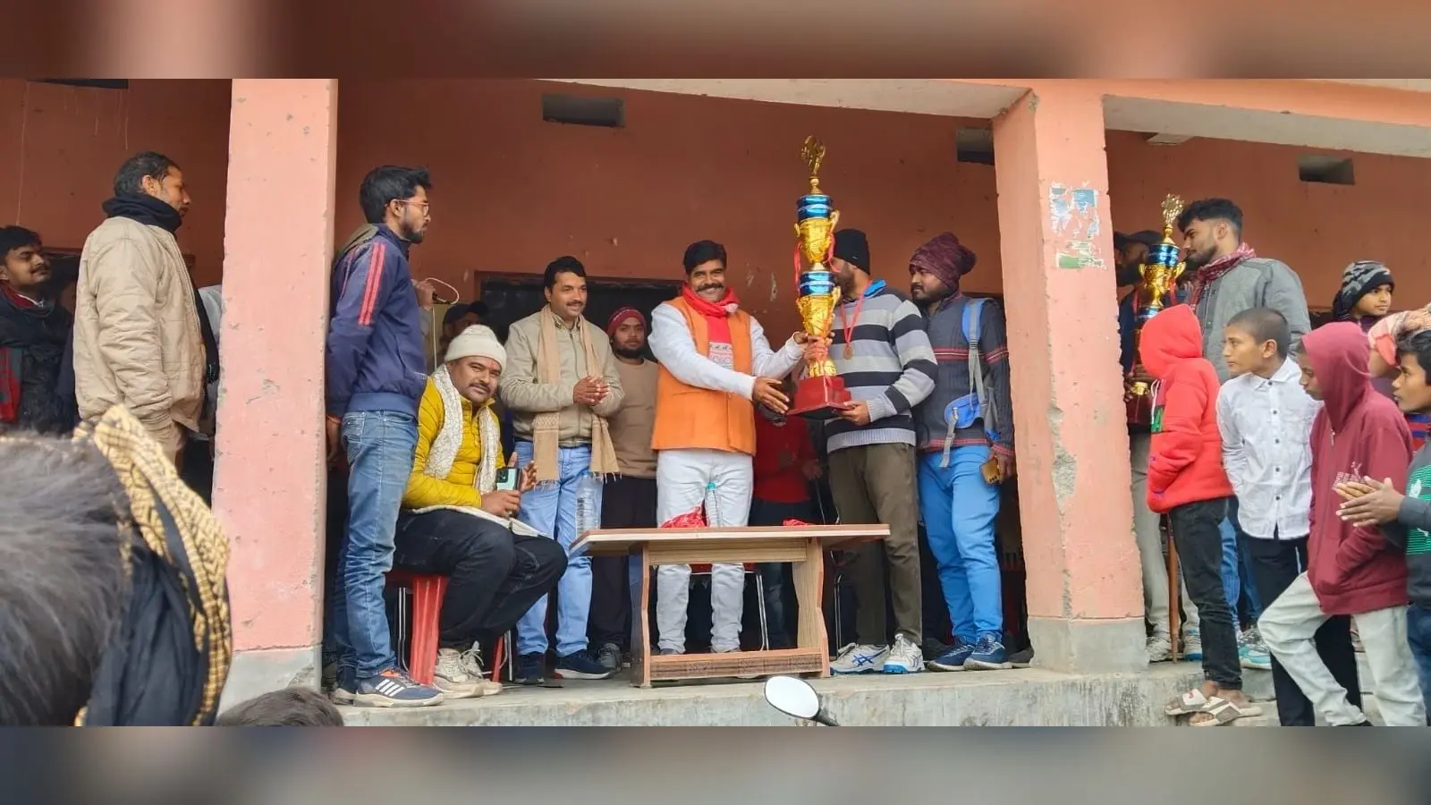 क्रिकेट टूर्नामेंट का विजेता बनी सिवैसिंहपुर की टीम