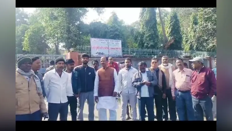 Bokaro News : वार्ता के लिए बुला कर नहीं आये अधिकारी, यूनियन ने की नारेबाजी
