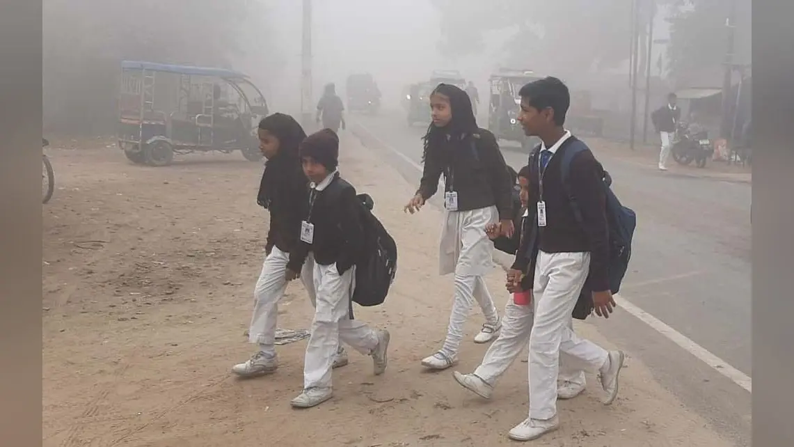सर्दी में ठिठुर रही जिंदगी, सार्वजनिक स्थलों पर महसूस की जा रही अलाव की जरूरत