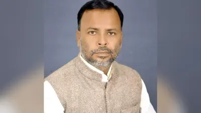 नियमों को ताक पर रखकर रेलवे की जमीन से हो रही मिट्टी कटाई